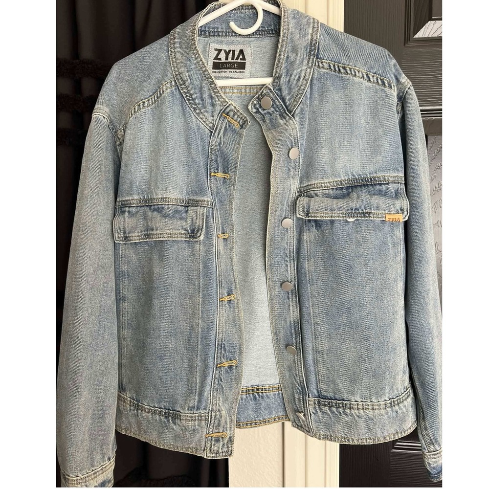 ZYIA Womens Light Wash Denim Jacket Large Collarless Snap Button Stretch Jean
